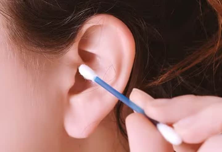 कानों में खुजली: बहुत से लोग मानते हैं कि कानों में खुजली होना एक सामान्य बात है। लेकिन अगर यह बार-बार हो या बढ़ती ही जाए, तो इसे हल्के में लेना खतरनाक हो सकता है।