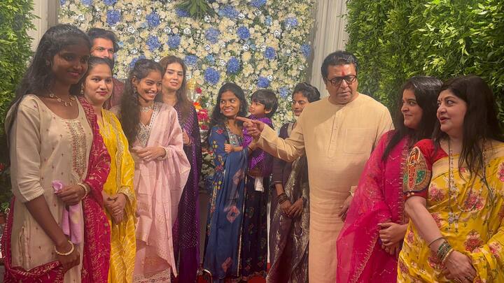 यावेळी राज ठाकरे यांचं संपूर्ण कुटुंबीय उपस्थित असल्याचं पाहायला मिळालं.