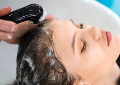 मानसून में झड़ते बालों को कैसे रोकें, ये टिप्स आएंगे आपके काम