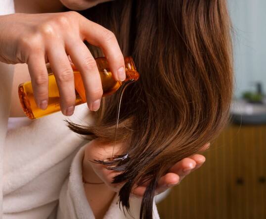 नारियल तेल से करें मसाज: नारियल तेल में एंटी-फंगल गुण होते हैं जो बारिश में होने वाले इंफेक्शन से बचाते हैं. हफ्ते में 2 बार हल्का गर्म नारियल तेल स्कैल्प में मसाज करें, इससे जड़ें मजबूत होंगी.