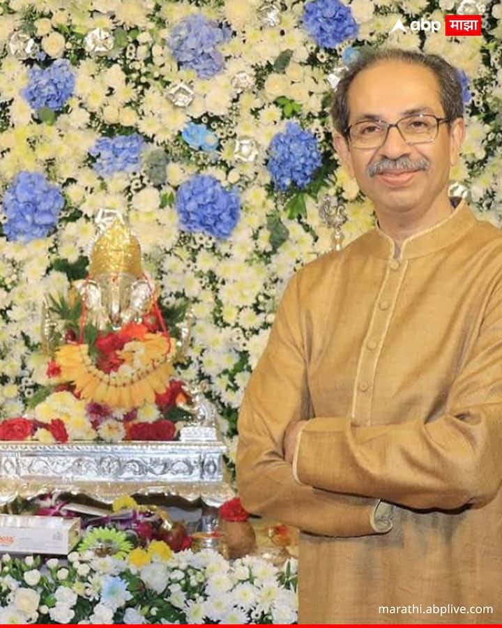 उद्धव ठाकरे शिवतीर्थावर पहिल्यांदाच आल्यामुळे राज ठाकरे यांनी आपले शिवतीर्थ निवासस्थान उद्धव ठाकरेंना दाखवल्याची माहिती आहे.