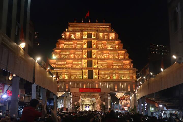 श्रीमंत दगडूशेठ हलवाई गणपती मंदिरापासून गणपती बाप्पा मोरया... मंगलमूर्ती मोरया... च्या जयघोषात फुलांनी सजविलेल्या रथातून निघालेल्या दिमाखदार आगमन मिरवणुकीने वाजत गाजत श्री पद्मनाभस्वामी मंदिराच्या जय गणेश प्रांगण येथे साकारलेल्या प्रतिकृतीमध्ये 'दगडूशेठ' चे गणपती बाप्पा विराजमान झाले.