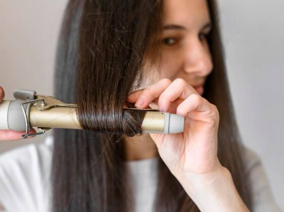 केमिकल ट्रीटमेंट से बचें: इस मौसम में स्ट्रेटनिंग, कलरिंग या किसी भी तरह के केमिकल ट्रीटमेंट से बचें. इससे बाल और ज्यादा डैमेज होकर झड़ने लगते हैं.