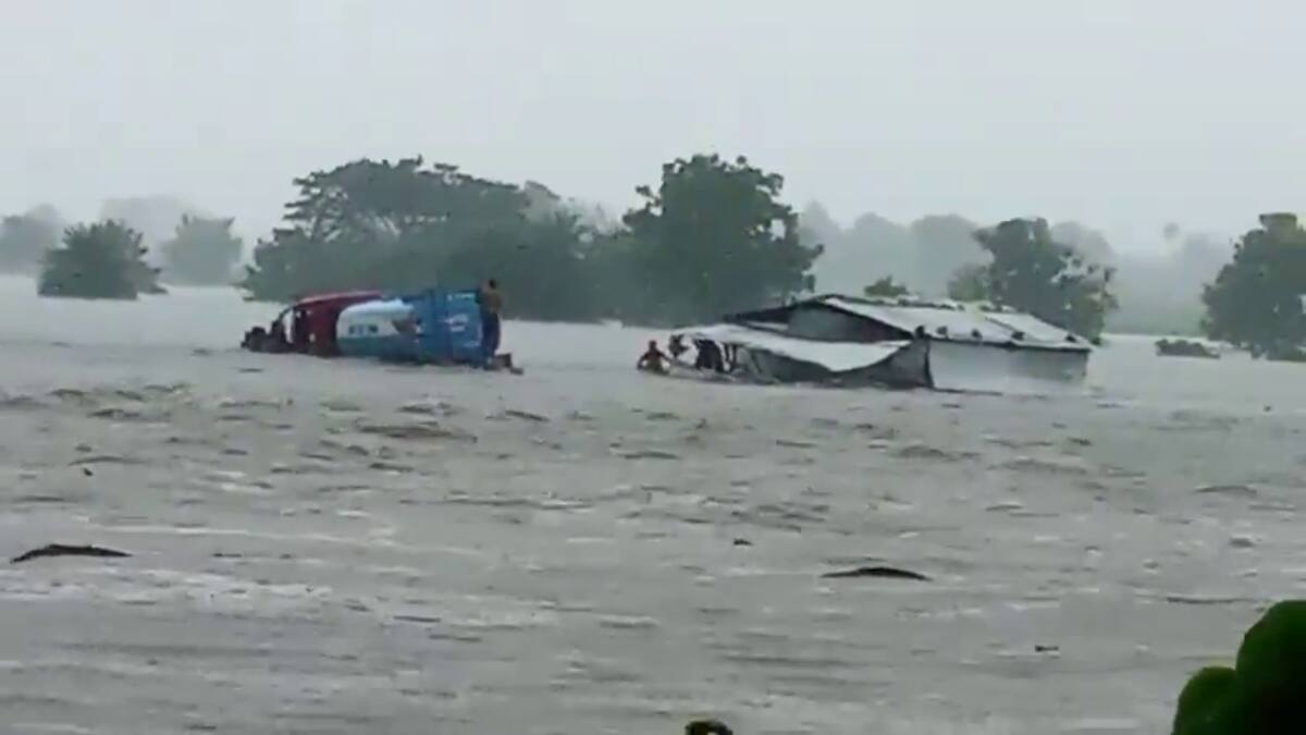 Kamareddy Rains Alert: కామారెడ్డి, మెదక్, సంగారెడ్డి జిల్లాలను ముంచెత్తిన వాన.. రోడ్లే కాదు రైల్వే ట్రాక్ సైతం కొట్టుకుపోయింది