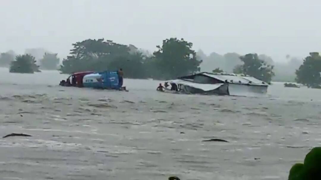 Kamareddy Rains Alert: కామారెడ్డి, మెదక్, సంగారెడ్డి జిల్లాలను ముంచెత్తిన వాన.. రోడ్లే కాదు రైల్వే ట్రాక్ సైతం కొట్టుకుపోయింది Red alert for Kamareddy Medak Sangarededy and roads wash away with heavy Rain floods Kamareddy Rains Alert: కామారెడ్డి, మెదక్, సంగారెడ్డి జిల్లాలను ముంచెత్తిన వాన.. రోడ్లే కాదు రైల్వే ట్రాక్ సైతం కొట్టుకుపోయింది