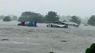 Kamareddy Rains Alert: కామారెడ్డి, మెదక్, సంగారెడ్డి జిల్లాలను ముంచెత్తిన వాన.. రోడ్లే కాదు రైల్వే ట్రాక్ సైతం కొట్టుకుపోయింది