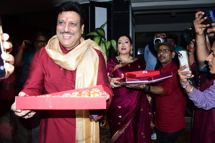 For a long time, there is a discussion of Govinda and Sunita's divorce, but today both have been seen together in Ganpati celebrations. Here both Govinda and Sunita were seen distributing sweets to all including Papraji.