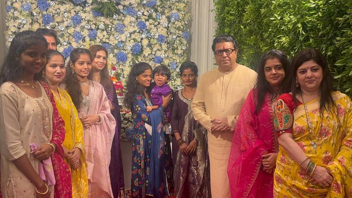 या ठिकाणी राज ठाकरे यांच्या शिवतीर्थ बंगल्यावर अप्रतिम असा पांढऱ्या फुलांचा देखावा सादर करण्यात आला आहे.