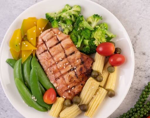 हेल्दी डाइट लें: सिर्फ बाहरी देखभाल ही नहीं, बल्कि संतुलित आहार भी जरूरी है. मानसून में आयरन, प्रोटीन और विटामिन युक्त चीजें जैसे- हरी सब्जियां, दालें और ड्राई फ्रूट्स खाएं.