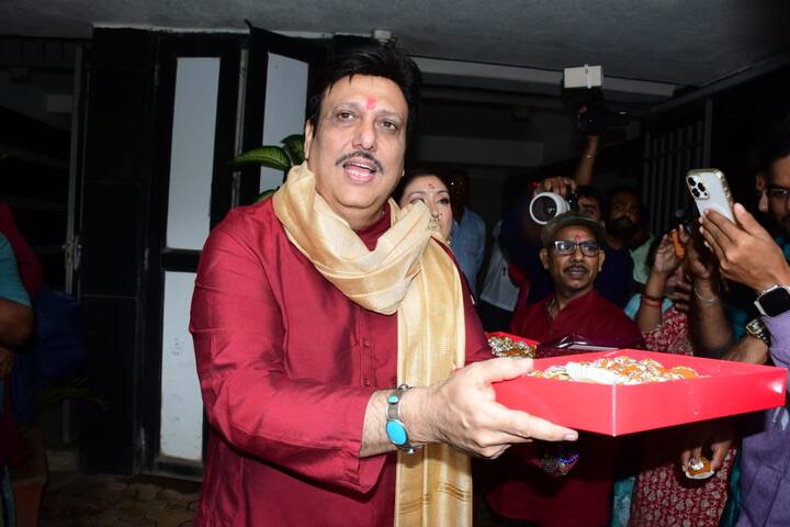 Let us tell you that for the last several days, Bollywood superstar Govinda and his wife Sunita Ahuja have been in the news for their divorce, but during the Ganpati festival, both of them come together and include paps in their happiness, it is no less than a good news for the fans.