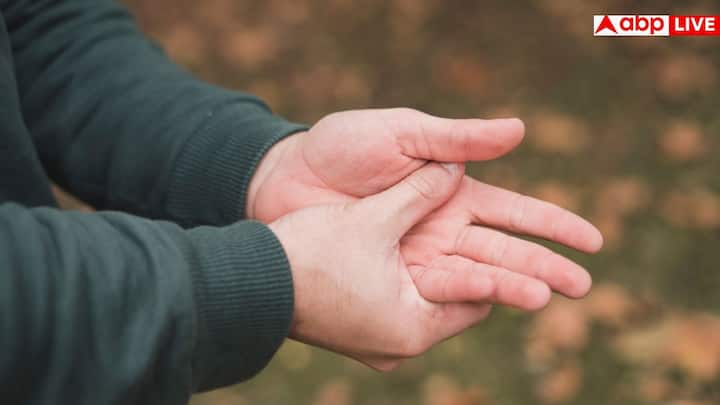 विटामिन B6 की कमी भी हाथ कांपने का एक कम जाना-पहचाना कारण है. इसकी कमी से सिर्फ ट्रेमर्स ही नहीं बल्कि चिड़चिड़ापन, डिप्रेशन और कन्फ्यूजन जैसी समस्याएं भी हो सकती हैं. दिलचस्प बात ये है कि इसकी ज्यादा मात्रा (ओवरडोज़) भी नसों को नुकसान पहुंचा सकती है.