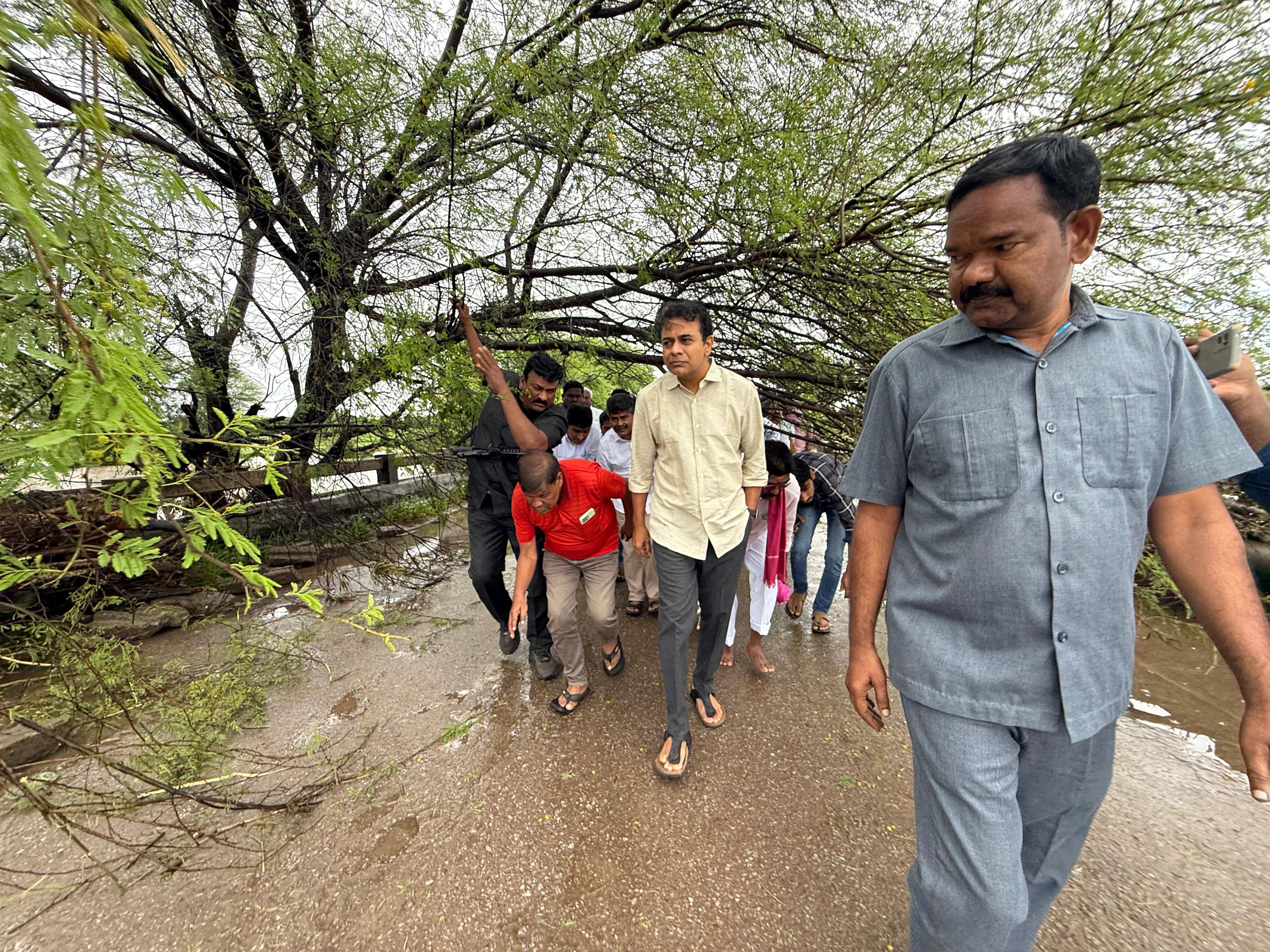 KTR Comments On Revanth Reddy: వరదలలో ప్రజల ప్రాణాలు పోతుంటే.. సీఎం రేవంత్ రెడ్డి నీరో చక్రవర్తిలా ఫిడేల్ వాయిస్తున్నారు : కేటీఆర్
