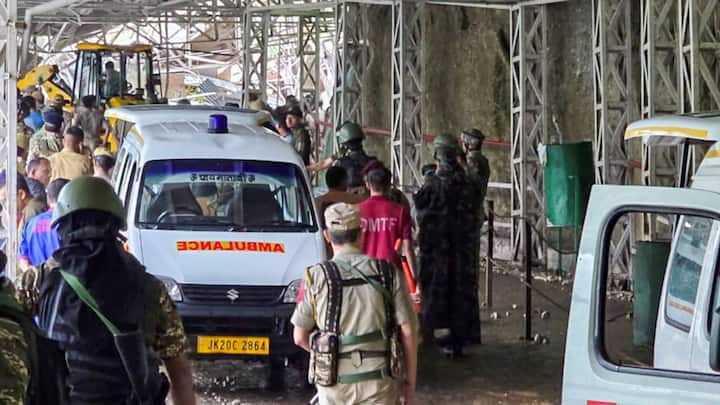 ব্যবধান মাত্র ১২ দিনের। বিপর্যয়ের ভয়াবহতায় ফের কেঁপে উঠল ভূস্বর্গ। প্রবল বৃষ্টি ও হড়পা বানে ফের মৃত্যু মিছিল জম্মু-কাশ্মীরে। মঙ্গলবার সকালে মেঘভাঙা বৃষ্টি হয় ডোডায়। তার কিছুক্ষণের মধ্যে নেমে আসে হড়পা বান।