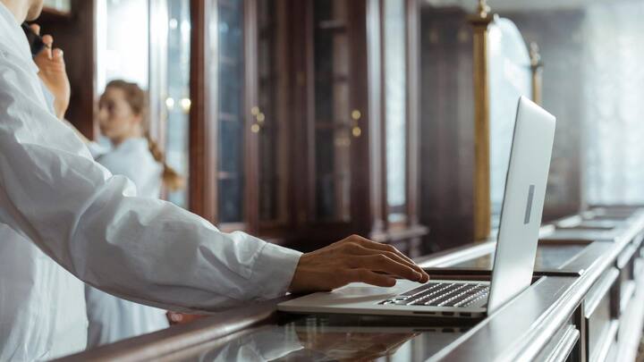 इकट्ठा किया गया डेटा सुपरकंप्यूटर्स में भेजा जाता है, जो मौसम के गणितीय मॉडल्स चलाते हैं. ये मॉडल्स वायुमंडल की गतिशीलता को समझने के लिए भौतिकी और गणित के नियमों पर आधारित होते हैं.