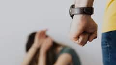 ਮਸ਼ਹੂਰ ਗਾਇਕਾ ਦੀ ਬੁਰੀ ਤਰ੍ਹਾਂ ਕੁੱਟਮਾਰ, ਬੋਲੀ- ' ਮੰਗੇਤਰ ਨੇ ਮੈਨੂੰ ਪਹਿਲਵਾਨ ਵਾਂਗ ਜੁੱਤੀ ਨਾਲ ਮਾਰੀਆਂ ਲੱਤਾਂ...'