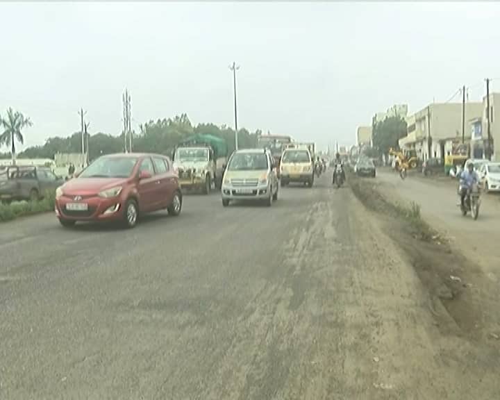 રાજકોટથી જેતપુર વચ્ચે સિક્સલેનનું કામ છેલ્લાં બે વર્ષથી ચાલી રહ્યું છે. રાજકોટથી જેતપુર વચ્ચે 67 કિલોમીટર માટે 1204 કરોડ રૂપિય નું કામ છે. છેલ્લા બે વર્ષમાં ચાર બ્રિજ સંપૂર્ણ બની શક્યા છે.