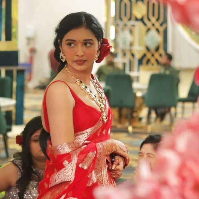 महाकुंभ 2025 मध्ये झालेल्या चेंगराचेंगरी दरम्यान लोकांचे जीव वाचवून तान्या मित्तल प्रसिद्धीच्या झोतात आली. तिनं सोशल मीडियावर रडत रडत एक व्हिडीओ शेअर केलेला, ज्यामध्ये तिनं त्या भयानक दृश्यांचा उल्लेख केलेला.