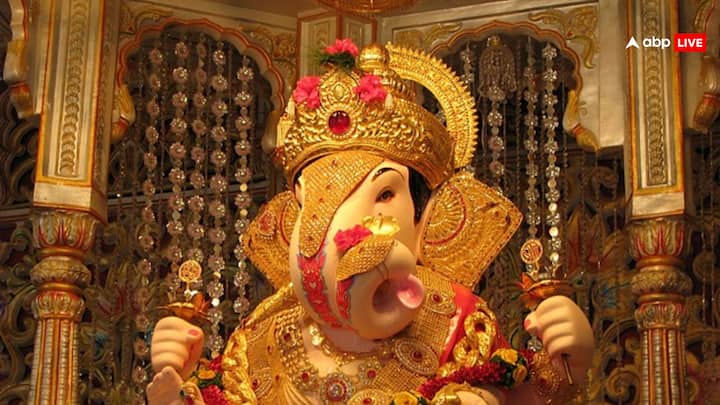 कर्नाटक के बेलगावी स्थित प्रसिद्ध दगडूशेठ गणपति मंदिर है. यह मंदिर अपनी भव्य मूर्ति और सामुदायिक समारोहों के लिए काफी चर्चित है. इस मंदिर में महाराष्ट्र और कर्नाटक दोनों ही जगह से भक्त बप्पा के दर्शन के लिए आते हैं. गणेश चतुर्थी के मौके पर मंदिर में हजारों की संख्या में श्रद्धालु भगवान गणेश के दर्शन के लिए आते हैं.