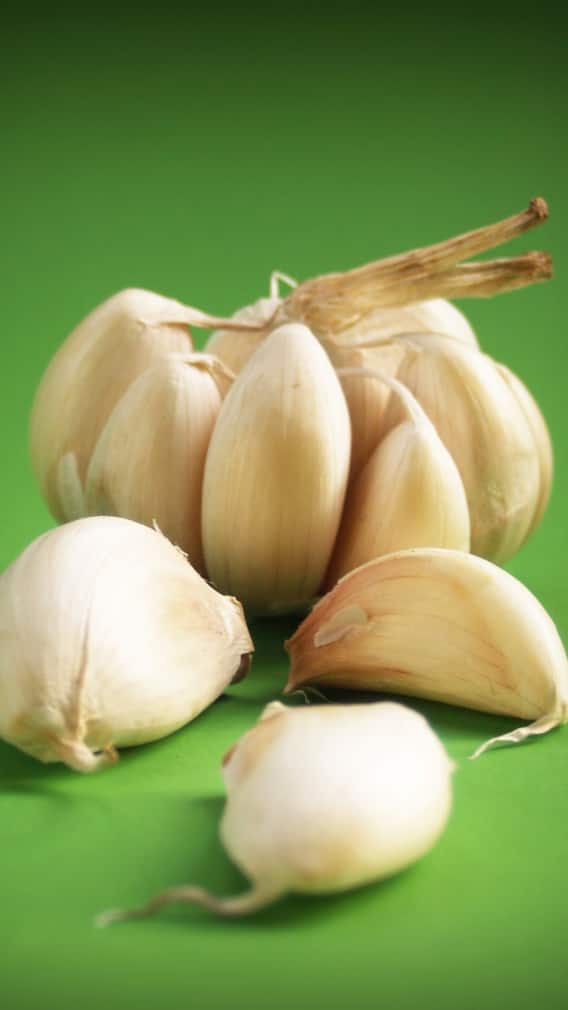 Is Eating Garlic On An Empty Stomach Beneficial? Know 5 Health Benefits