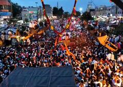 मनोज जरांगेंच्या स्वागताला कुठं, किती गर्दी? गावागावात क्रेन अन् जेसीबी; पाहा फोटो