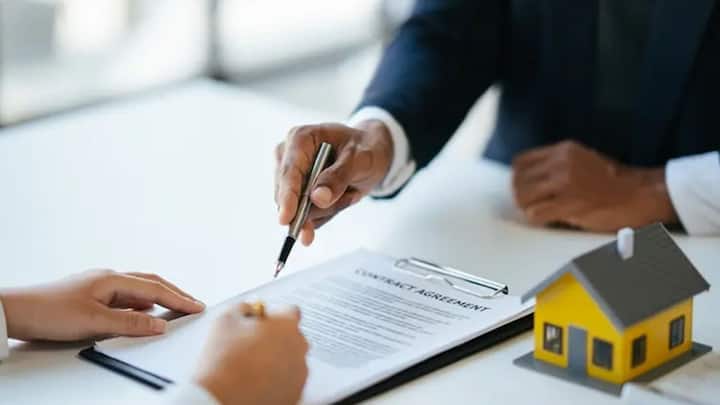 घर खरीदना जिंदगी का बेहद बड़ा फैसला होता है. और इसके लिए बिना सोच-समझे उठाया गया कदम आगे चलकर परेशानी का कारण बन सकता है. इसलिए खरीदने से पहले हर पहलू पर ध्यान देना जरूरी है.अक्सर लोग उत्साह में जल्दीबाजी कर बैठते हैं.