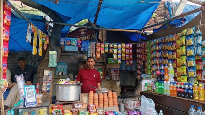 जिससे छोटे विक्रेताओं को बैंक से पैसा जुटाने में किसी परेशानी का सामना नहीं करना पड़ता. योजना के तहत समय पर किस्त चुकाने वालों को रुपे क्रेडिट कार्ड मिलेगा. जिससे वह बिजनेस या और जरूरतों को पूरा कर पाएंगे. तो साथ ही डिजिटल पेमेंट अपनाने वालों को 1600 रुपये तक का कैशबैक इंसेंटिव भी मिलेगा.