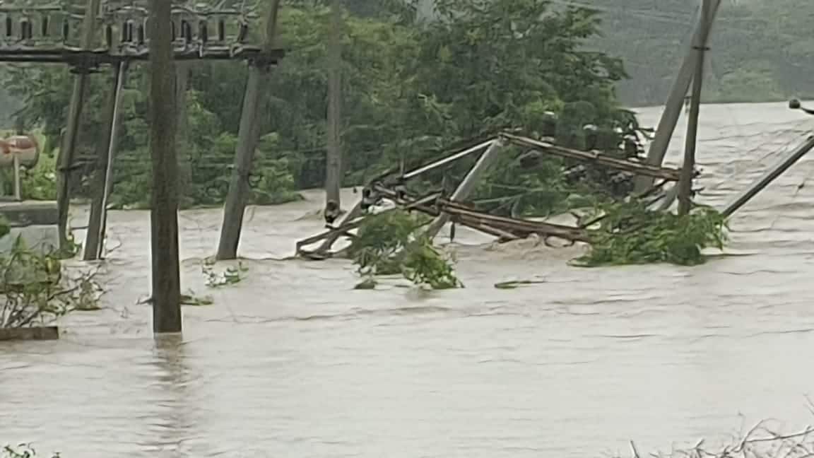 Telangana Flood Effect: తెలంగాణలో వరద దెబ్బకు నేలకూలిన 1357 విద్యుత్ స్తంభాలు, నదిలోకి దిగి మరీ పునరుద్దరణ పనులు