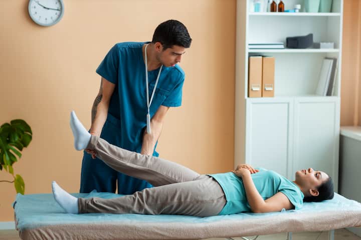 फार्मेसी में डिप्लोमा या डिग्री (फार्मासिस्ट के लिए), ओटी टेक्नोलॉजी में डिप्लोमा (ओटी टेक्नीशियन के लिए), फिजियोथेरेपी में डिग्री या डिप्लोमा (फिजियोथेरेपिस्ट के लिए), ऑप्टोमेट्री या नेत्र विज्ञान से संबंधित डिग्री (नेत्र सहायक के लिए).