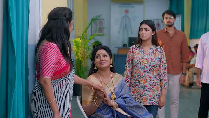 నావల్లే ఇదంతా జరిగిందని అపర్ణ కన్నీళ్లు పెట్టుకుంటుంది. రుద్రాణి, రాహుల్ సంతోషిస్తారు. అపర్ణా ఊరుకో అని ఇందిరాదేవి ఓదార్చుతుంది. వాడికి ఏం కాదు కంగారుపడకు అంటుంది. ధాన్యలక్ష్మి ధైర్యం చెబుతుంది. నన్ను క్షమించుకావ్యా అంటుంది అపర్ణ. రాజ్ స్పృహలోకి వచ్చాడని చెబుతాడు డాక్టర్