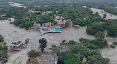 తెలంగాణలో భారీ వర్షాలు, వరదలకు కళ్ల ముందే కొట్టుకుపోయిన రహదారులు- సింగరేణి బొగ్గు ఉత్పత్తికి సైతం బ్రేక్..!