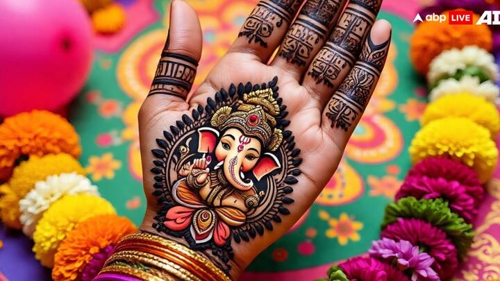 इस डिजाइन में हथेली के बीच भगवान गणेश का चित्र बनाया गया है. आसपास गोल फ्लोरल पैटर्न इसे और भी आकर्षक बनाता है. यह डेकोरेटिव स्टाइल त्योहार के लिए परफेक्ट है.