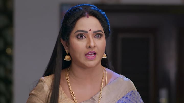 ఎంత ధైర్యం ఉంటే నువ్వు నా కోడలి గురించి తక్కువ చేసి మాట్లాడుతావ్, నువ్వెంత నీ బతుకెంత నువ్వు నా కోడలి గురించి మాట్లాడుతున్నావా? పరాయి మగాడిని సొంతం చేసుకోవాలనే నువ్వు చిల్లర మనిషివి, నీలాంటి మనిషి నా ఇంటి గడప తొక్కడానికి వీల్లేదు..వెళ్లు ఇక్కడి నుంచి అంటుంది