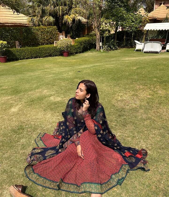 मरून फ्रॉक के साथ पीकॉक ग्रीन दुपट्टा लिए रीति तिवारी काफी हसीन नजर आ रही हैं. मैचिंग झुमके और खुले बाल उनपर काफी अच्छे लग रहे हैं.