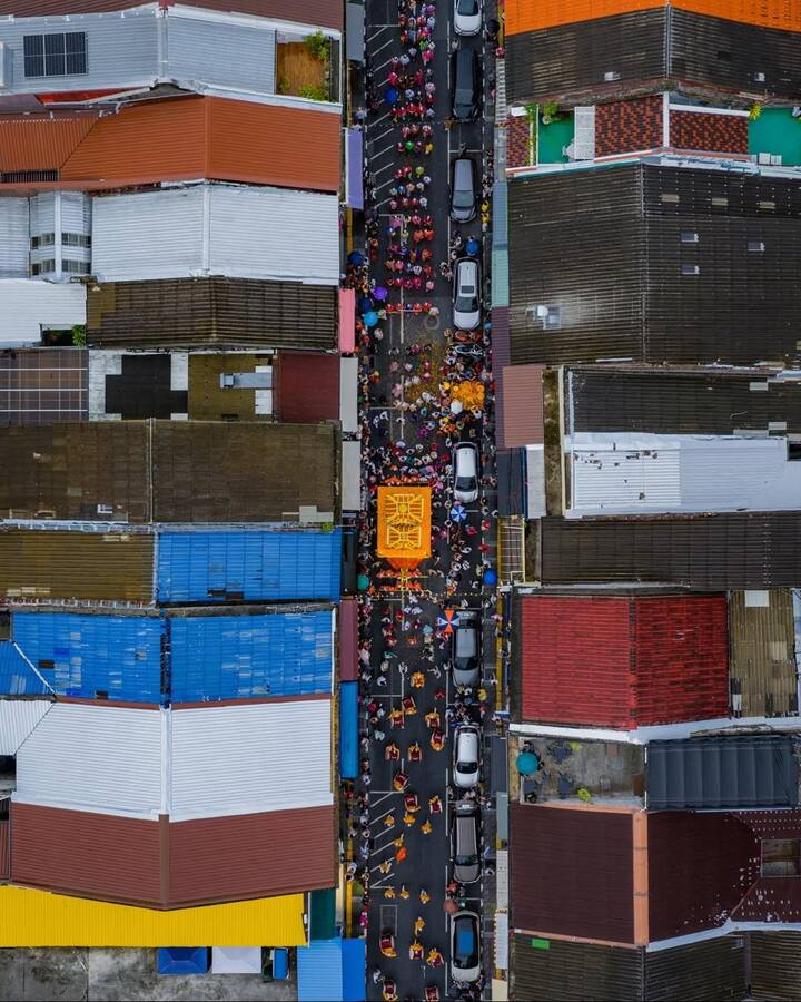 गणेशाच्या प्रतिष्ठापनेच्या दिवशी फुकेत ओल्ड टाउन परिसरातून भव्य शोभायात्रा काढण्यात आली. या मिरवणुकीत पारंपरिक ढोल-ताशे, आकर्षक फुलांच्या सजावटीतील बाप्पांचा रथ आणि भक्तांचा उत्साह पाहायला मिळाले.