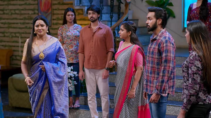 తన ప్లాన్ ఫెయిలైందని యామిని తెగ బాధపడిపోతుంటుంది..రుద్రాణి షాక్ అవుతుంది. అదే టైమ్ లో యామిని నాటకం మొత్తం రాజ్ కి చెప్పేస్తుంది అపర్ణ.నువ్వు బావుండాలని, నీకు ఎలాంటి ప్రమాదం జరగకూడదనే అన్నీ భరిస్తూ వచ్చిందని చెబుతుంది అపర్ణ