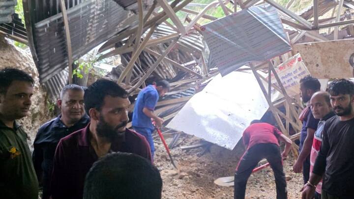 ভারী বৃষ্টির ফলে মঙ্গলবার দুপুরে বৈষ্ণোদেবীর যাত্রাপথে অর্ধকুঁয়ারীতে ইন্দ্রপ্রস্থ ভোজনালয়ের কাছে ধস নামে। প্রশাসন সূত্রে খবর, বৈষ্ণোদেবীর মন্দিরের কাছে ধসের নীচে চাপা পড়ে বেশ কিছু পুণ্যার্থীর মৃত্যু হয়েছে।