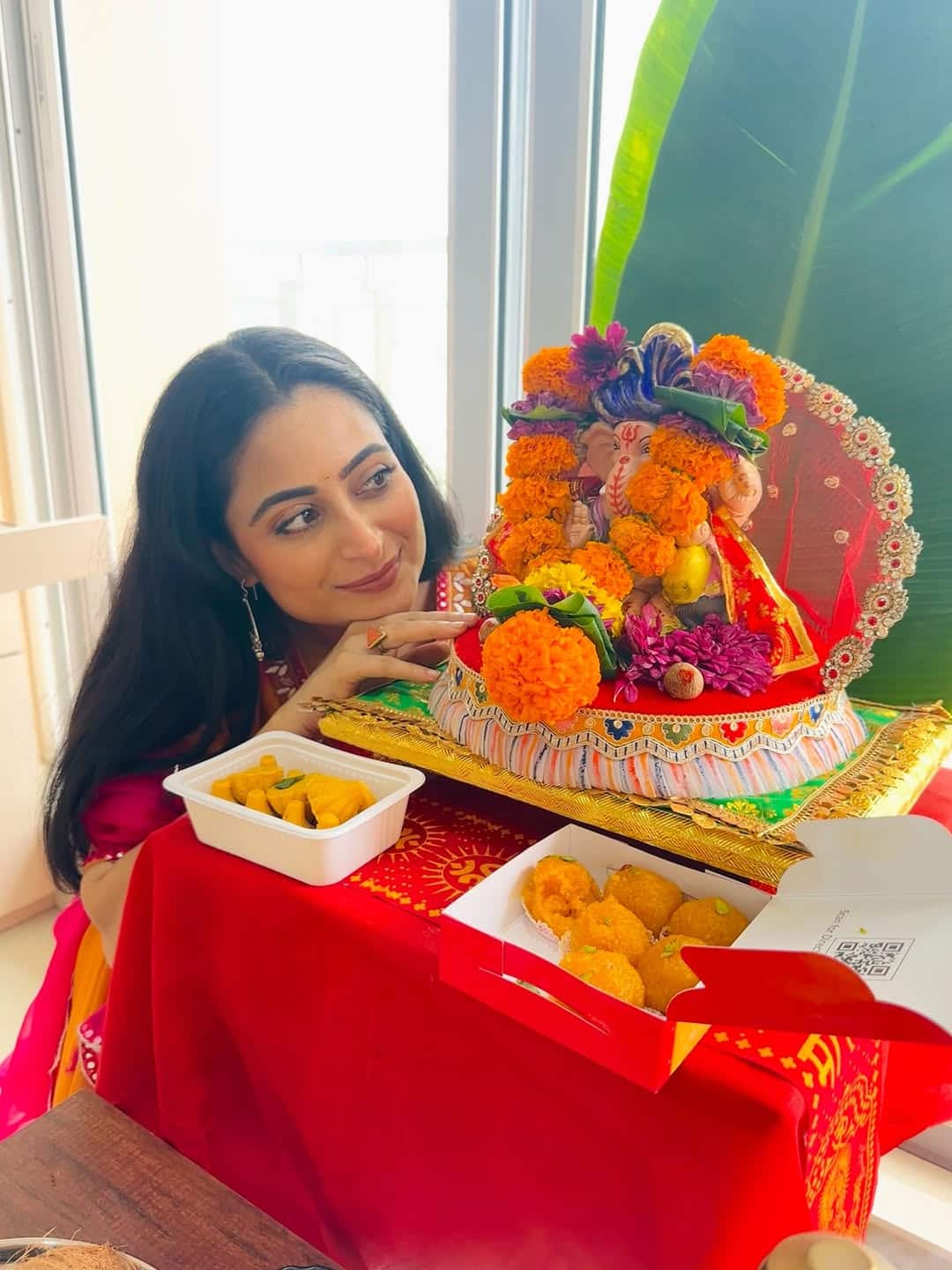 Aishwarya has shared a lot of photos while posing with Bappa alone. She looks very cute in these photos.