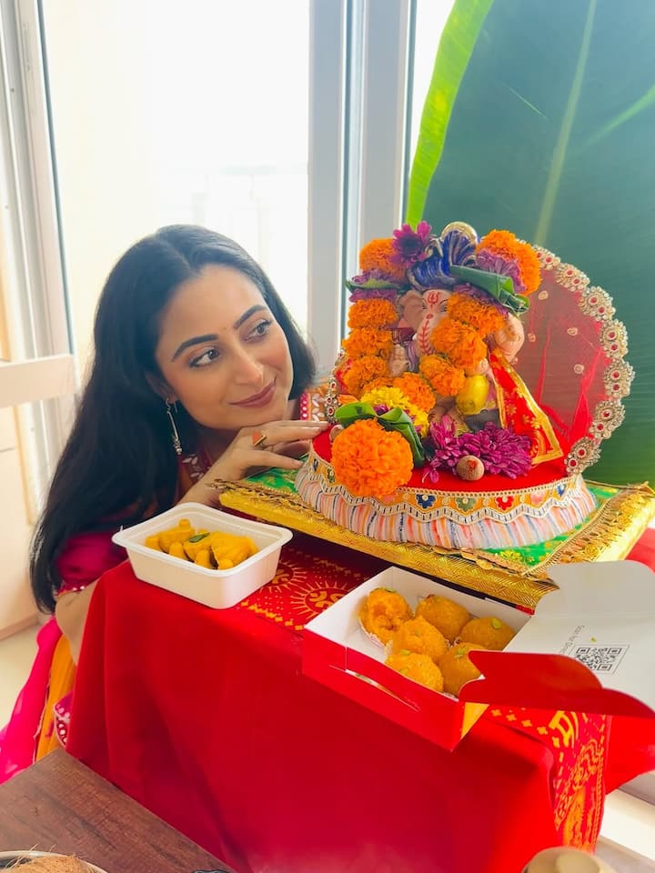 Aishwarya has shared a lot of photos while posing with Bappa alone. She looks very cute in these photos.