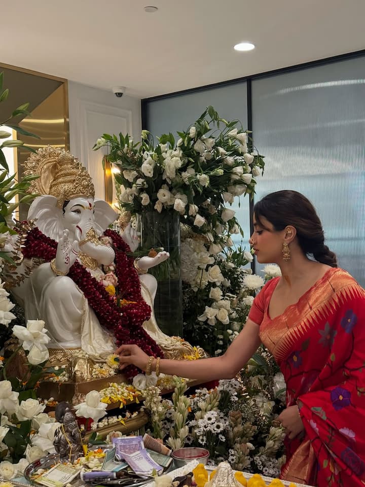जान्हवी कपूर ने इंस्टाग्राम पर गणेश चतुर्थी सेलिब्रेशन की तस्वीरें शेयर कीं। अभिनेत्री ने इस त्यौहार के लिए लाल रंग की साड़ी चुनी।