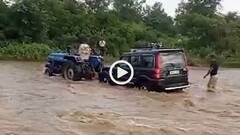 Video: हरियाणा के लड़कों ने नदी में उतार दी स्कॉर्पियो, चीखे तो आए बचाने आए गांव वाले, देखें वीडियो