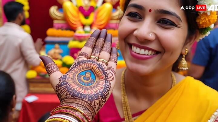 इसमें दोनों हथेलियों पर दीपक और ट्रेडिशनल मोटिफ्स बनाए गए हैं. यह डिजाइन गणेश पूजा की पवित्रता और रोशनी का प्रतीक है.