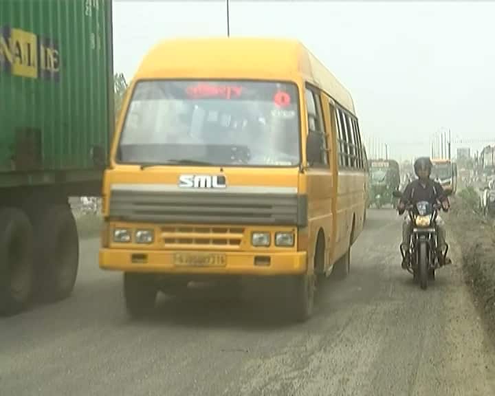 રાજકોટથી ગોંડલ સુધી અને ગોંડલથી જેતપુર સુધી દરરોજ ટ્રાફિકજામ સર્જાઈ છે. હજારો વાહનચાલકો દરરોજ કલાકો સુધી આ ભયંકર ટ્રાફીકજામમાં ફસાય છે.