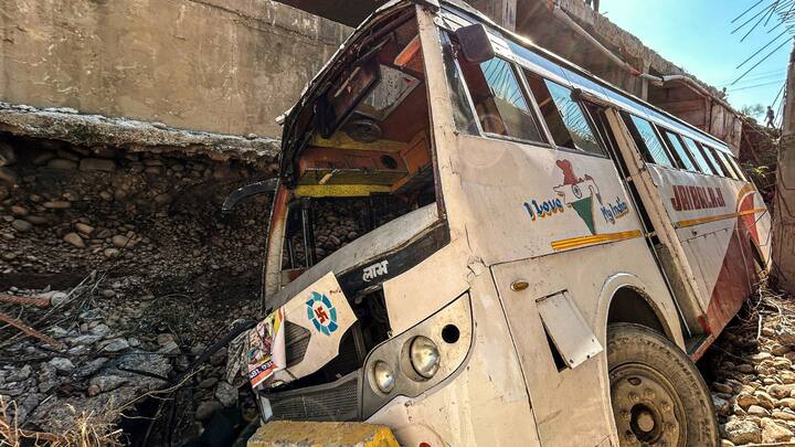 মেঘভাঙা বৃষ্টির জেরে বৈষ্ণোদেবীর পথে নামল ভয়াবহ ধস। অন্তত ৩২ জন পুণ্যার্থীর মৃত্যু হয়েছে বলে প্রশাসন সূত্রে খবর। ঘটনার জেরে আপাতত বৈষ্ণোদেবী যাত্রা স্থগিত করা হয়েছে।