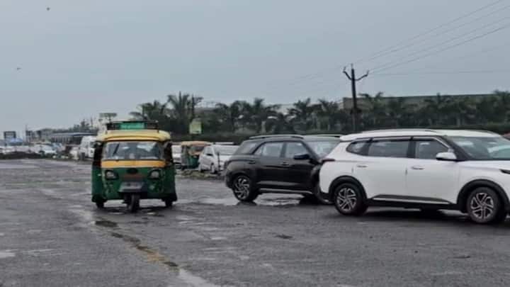 Rajkot: રાજકોટ-જેતપુર સિક્સલેનનું કામ હજુ 1 વર્ષ ચાલશે!  હાલ તો આ કામગીરીને લઈ વાહનચાલકો સતત પરેશાન  થઈ રહ્યા છે.