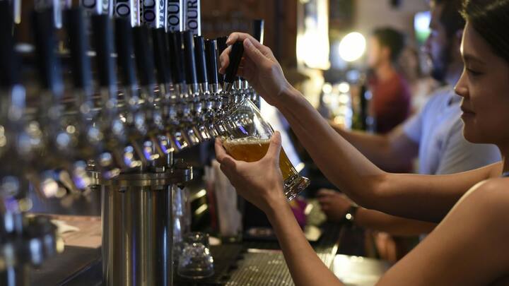 विश्व स्वास्थ्य संगठन (WHO) की एक रिपोर्ट बताती है कि हर साल 26 लाख मौतें शराब के सेवन के कारण होती हैं. भारत में 30 प्रतिशत से ज्यादा की आबादी अल्कोहल का सेवन करती है.