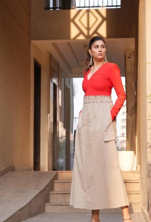 In this picture, Sapna Chaudhary looks quite stylish in a beige color skirt with red top. This look of his look should make anyone crazy.