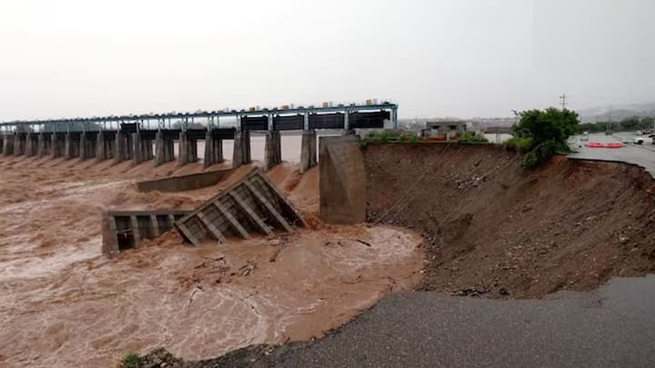 इन दिनों भारी बारिश और भूस्खलन के कारण देशभर में बड़े पैमाने पर तबाही मची हुई है। महाराष्ट्र से लेकर मनाली तक प्रकृति अपना रौद्र रूप दिखा रही है।