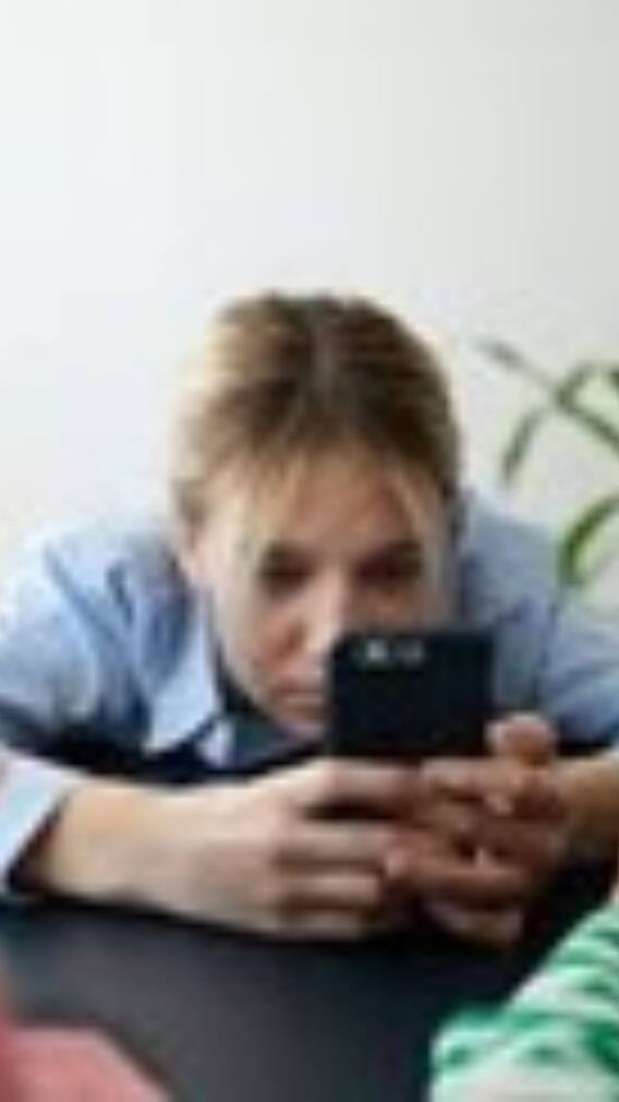 আপনার স্মার্টফোনের নীল রশ্মি আপনার ত্বকের ক্ষতি করছে না তো?