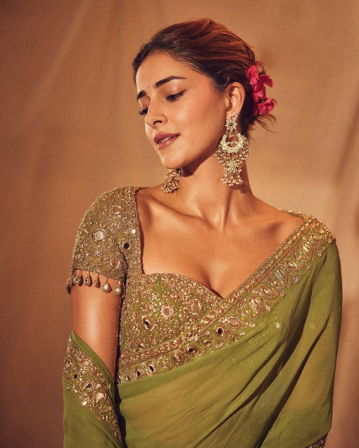 This combination of earthy green with gleaming gold was a perfect nod to the festive season, making her look radiant and graceful.