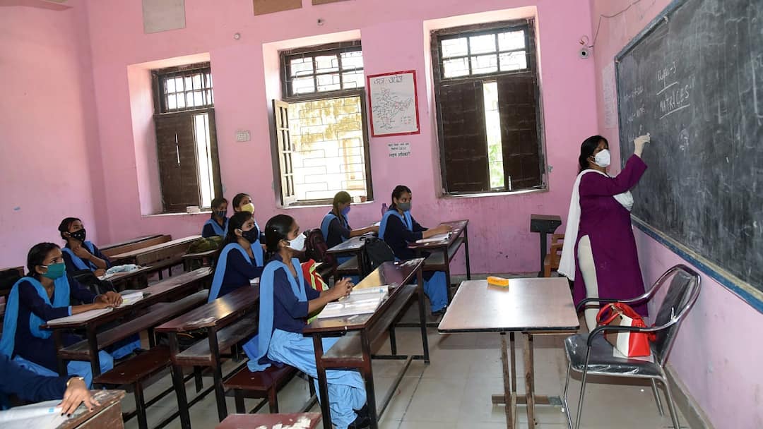 காலியிடங்களால் முடங்கும் கல்வி: பள்ளி துறையை பாழடைந்த துறையாக மாற்றியதுதான் சாதனையா? அன்புமணி கேள்வி